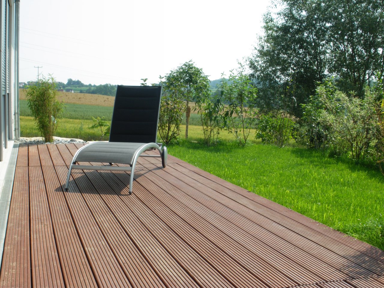 Holzterrasse mit Blick ins Grüne