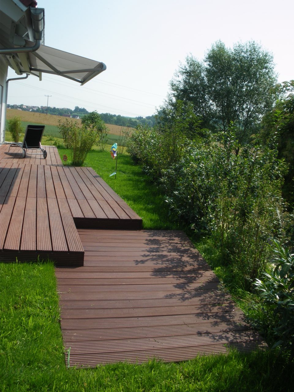 Holzdeck mit Stufen im Garten